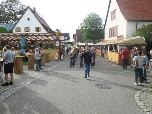 Der Musikverein hält Einzug beim Dorffest in Winzeln. Fotos: Leinemann Foto: Schwarzwälder Bote
