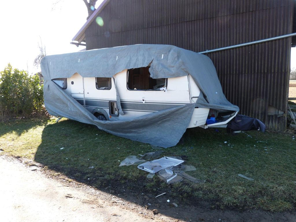 Der Wohnwagen in Fluorn wurde vollständig zerstört. Foto: Danner