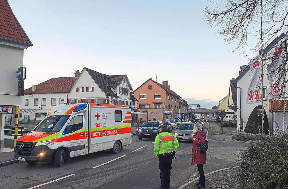 Lange Staus in Bisingen: Derzeit läuft die Unfallaufnahme auf der Hauptstraße. Foto: Wahl