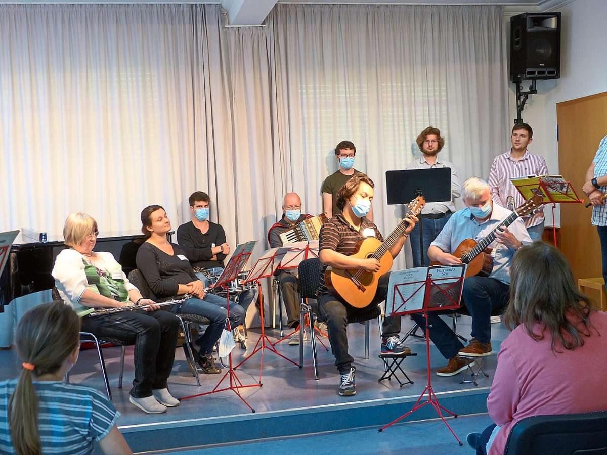 Die Lehrer der Musik- und Kunstschule Ebingen präsentierten den interessierten Kindern ihre Instrumente.