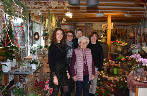 Michaela Gerster (von links), Jutta Haag, Petra Gerster (hinten), Liesel Beh (vorne) und Angelika Bühler von Floristik Beh lieben die Arbeit mit Blumen. Foto: Cools