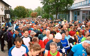 Der Countdown läuft – für die Halbmarathon-Läufer geht es jeden Moment auf die Strecke. Das aber ist nur eine von vielen Disziplinen, mit welchen der Schwarzwald Marathon nun schon in der 49. Auflage lockt. Foto: Limberger