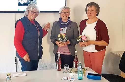 Barbara Olowinsky (von links) vom Senioren- und Generationentreff dankt den aktiven Mitgliedern des Vereins Ackernative Elisabeth Wahl und Lioba Klausmann. Foto: Gaiffi