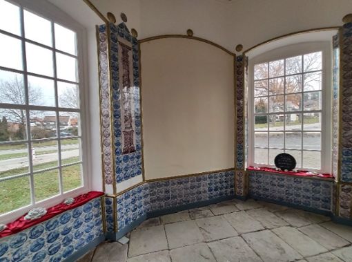 Eine Karte zeigt Geislingen  mit dem alten Schloss. Auf dem rechten Bild: die bemalten Kacheln aus dem Porzellan-Pavillon. Fotos: Privat Foto: Schwarzwälder Bote