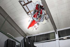 Die Aufnahme aus dem Inneren der Halle verdeutlicht, mit welcher Wucht das Flugzeug in das Dach einschlug.   Foto: BFU