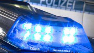 Autofahrerin schlägt Polizeibeamten bei Titisee-Neustadt