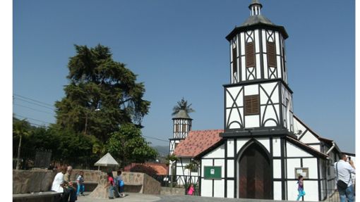 Viele Gebäude  in Colonia Tovar  – wie diese Kirche etwa  – sind im Fachwerkstil errichtet worden. Foto: pixabay