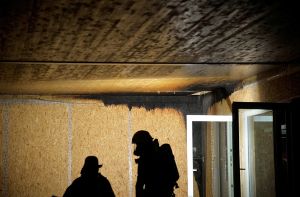 Nach dem Brandanschlag auf ein geplantes Flüchtlingsheim in Schwäbisch Gmünd könnte nun eine Überwachung via Video eingeführt werden. Foto: dpa