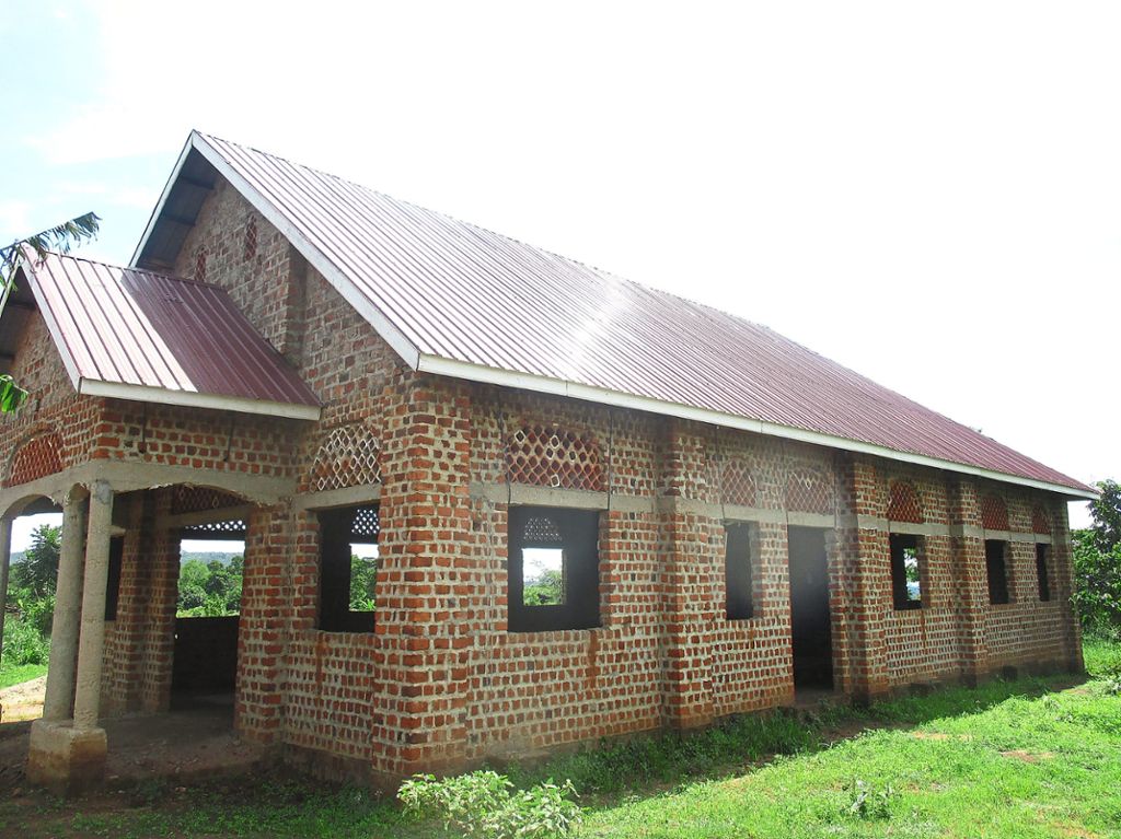Pfarrer Wamala Fotos zeigen den Fortschritt des Baus der neuen Kirche in Magogo.