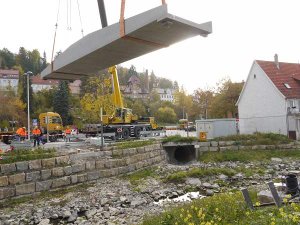 Sie ist 15 Meter lang, 2,94 Meter breit und ihre Fahrbahn nur neun Zentimeter dick: Seit Donnerstag hat auch der Stadtteil Ebingen eine Textilbetonbrücke. Foto: Karina Eyrich
