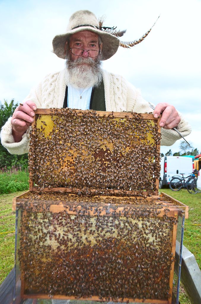 Ein Bienenvolk hatte Imker Werner Girrbach dabei.