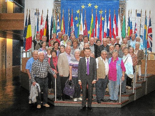 Referent Sven Maier (Mitte) führte die Gruppe der evangelischen Kirchengemeinde Würzbach durch die Räume und auch die Geschichte des Europa-Parlaments in Straßburg.  Foto: Hölzle Foto: Schwarzwälder-Bote