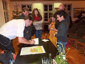 Thorsten Nesch hat bereitwillig sein Jugendbuch Joyride Ost signiert. Foto: Jehle Foto: Schwarzwälder-Bote