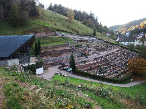 In einem ersten Bauabschnitt wird der linke obere Bereich des Lauterbacher Friedhofes saniert. Foto: Borho Foto: Schwarzwälder-Bote