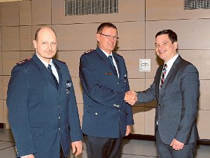 Bürgermeister Klaus Mack (rechts) gratulierte Kommandant Tido Lüdtke (Mitte) und seinem Stellvertreter Gerhard Wurster zur Wiederwahl. Foto: Ziegelbauer
