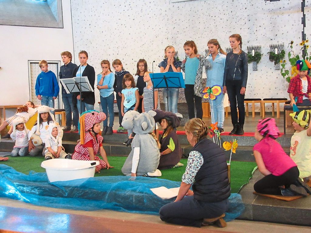 Der Kinderchor St. Konrad führt zusammen mit Kindern der Grundschule Wutach –Ewattingen das Singspiel Ich-bin-Ich auf.