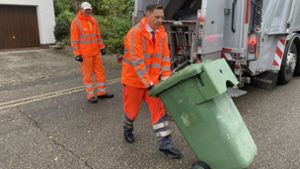 Johannes Fechner hilft  bei der Müllabfuhr aus
