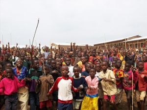 In besseren Zeiten für Bisoro entstand dieses Foto, nämlich bei der Eröffnung einer neuen Schule im Ort. Foto: Armbruster Foto: Schwarzwälder Bote
