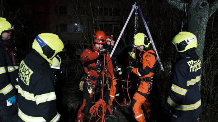 Frau stürzt in Prag in 15 Meter tiefen Kanalschacht