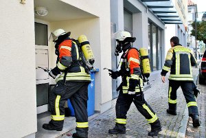 Mit Atemschutz und Messgeräten gehen zwei Balinger Feuerwehrleute in das geräumte Gebäude. Jochen Rapp eilt zum Koffer mit den Analyse-Utensilien. Foto: Ungureanu