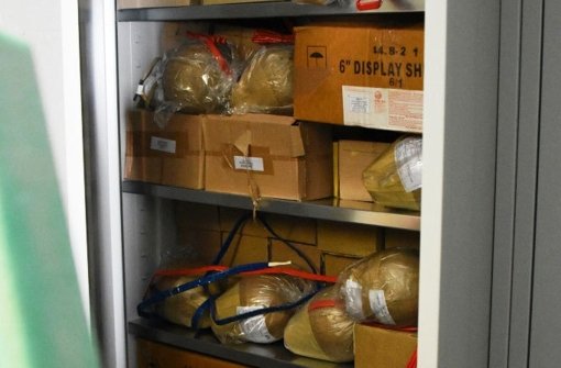 Das Foto des Zolls zeigt Sprengmittel, die in einem Schrank im Keller des Hauses im Kreis Karlsruhe  liegen. Foto:  