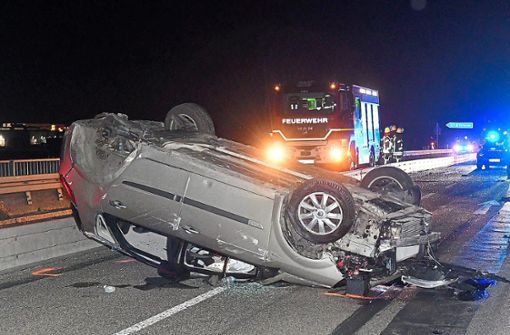 In diesem Renault flohen die Verdächtigen. Der Wagen überschlug sich auf der Autobahnbrücke bei Lahr. Foto: Kamera24