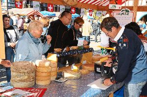 Die Besucher des Bauernmarkts lassen es sich an einem der Käsestände schmecken. Foto: Ziechaus Foto: Schwarzwälder-Bote