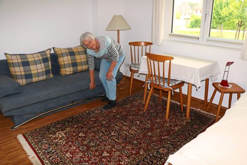 Ingeborg Kettern zieht das Ausklappsofa im Gästezimmer aus. So bekommt Besuch im 13-Partien-Haus die Möglichkeit, ganz in der Nähe zu übernachten. Foto: Schwarzwälder Bote