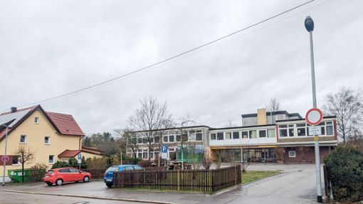 Der Schulhof in Göllsdorf ist für Elternfahrzeuge gesperrt. Frequentiert wird er dennoch. Foto: Schmidt