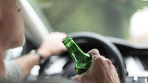 Die Beamten bemerkten, dass der Autofahrer nach Alkohol roch. (Symbolfoto) Foto: thodonal - stock.adobe.com