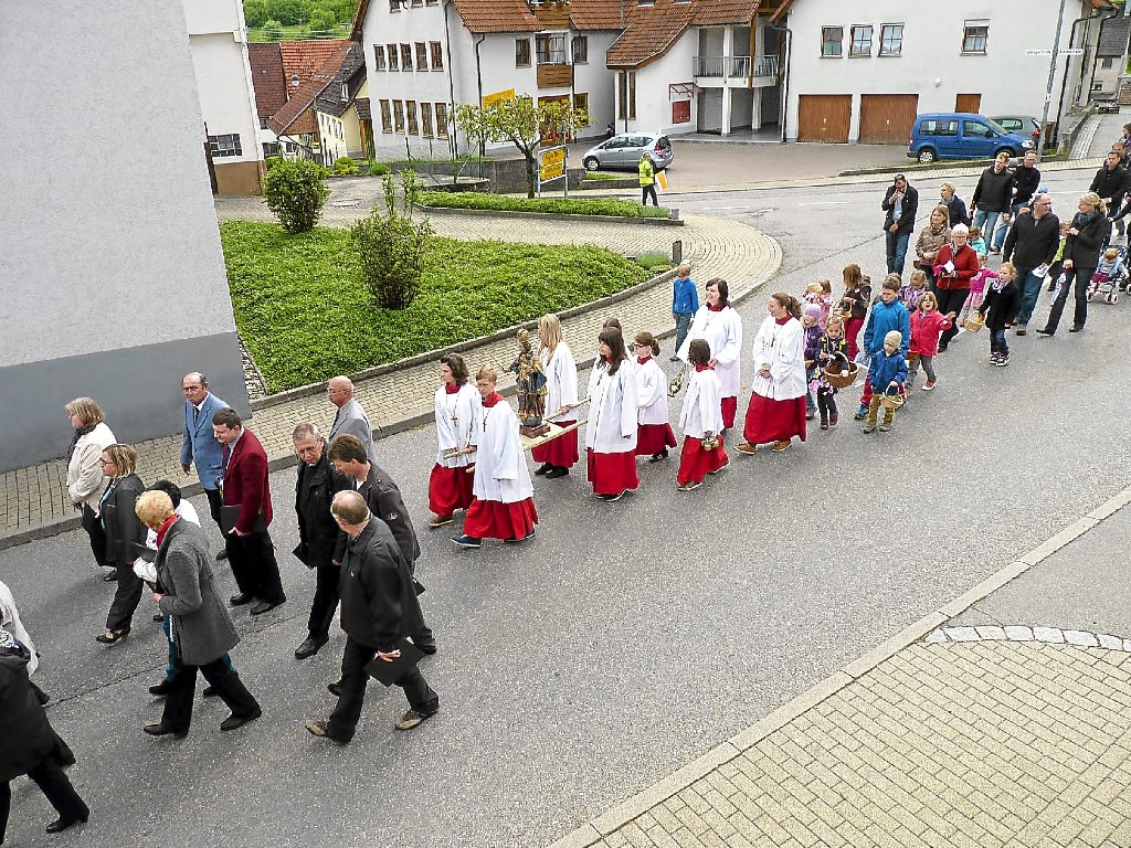 Die Altheimer Fronleichnams-Prozession führte Ministranten, Kirchengemeinderäte und Gottesdienstbesucher durchs Dorf zu vier schön gestalteten Stationen.