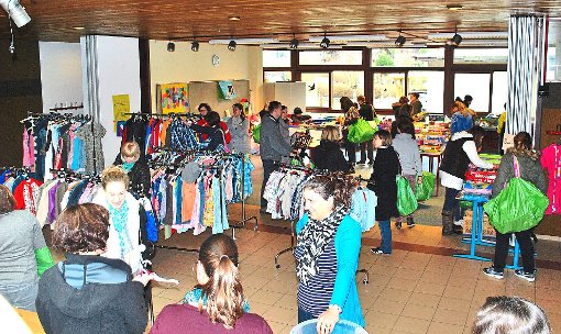 Mit oft nur wenigen Euro können sich Besucher beim Kinderkleiderbasar in der Reuchlin-Schule Bad Liebenzell mit allem versorgen, was sie für ihr Kind brauchen.  Foto: Fisel