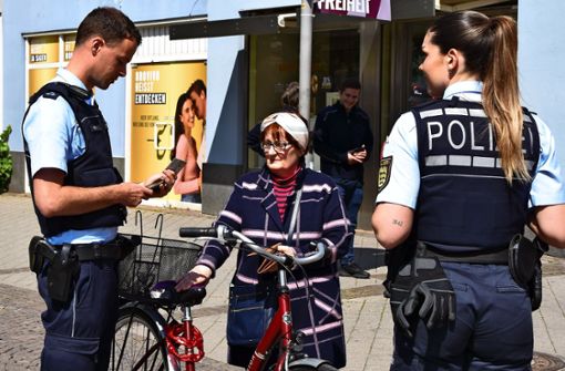 Polizeibeamte nahmen in Offenburg im Rahmen des Sicherheitstags Fahrradkontrollen vor. Bei dieser Dame gab es nichts zu beanstanden. Foto: Dimitriou