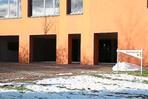 Das Gymnasium in Trossingen ist immer wieder Ziel von Einbrechern und Randalierern. Eine problematische Ecke ist der Serenadenhof.   Foto: Schütz Foto: Schwarzwälder Bote