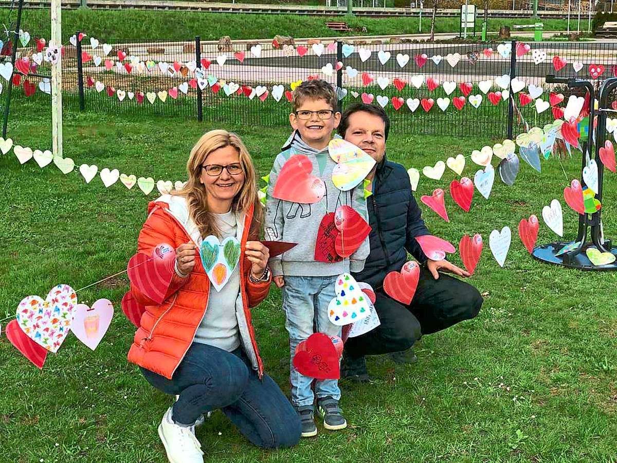 Freuen sich, dass sich so viele Menschen beteiligen:   Monja und Heiko Merkel  und ihr Sohn Paul. Rund  2600 Herzen haben sich inzwischen bei der Familie angesammelt. Foto: Merkel
