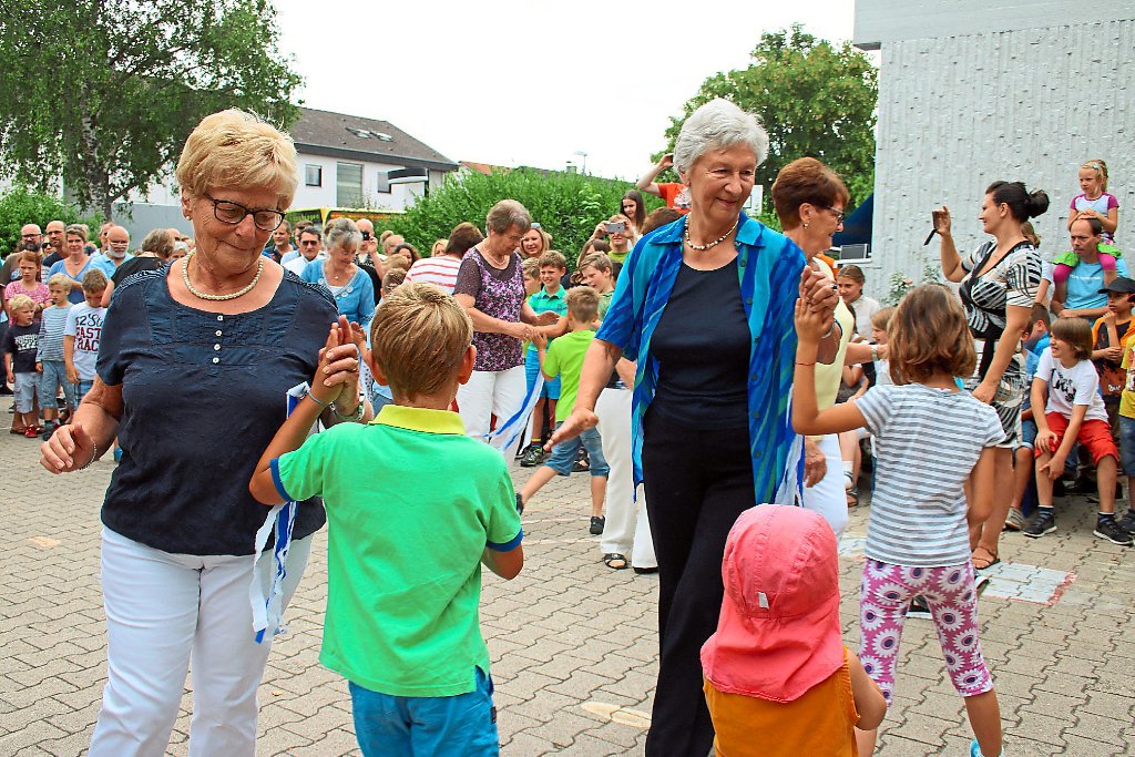 Das Schulfest in Nordstetten stand unter dem Motto  Miteinander-Füreinander. Das Miteinander von Alt und Jung fand seinen Ausdruck bei einem Tanz.   Fotos: Tischbein