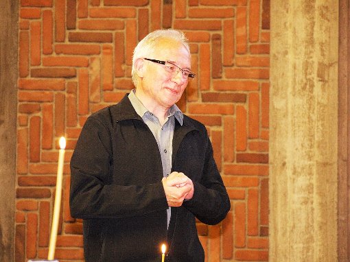 Sehr gerührt: Pfarrer Klaus Kucht, dem das Abendgebets-Team einen besonderen Abschied bereitete. Fotos: Eyrich Foto: Schwarzwälder-Bote