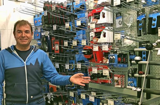 Peter Klaiber aus Burladingen ist erleichtert, inzwischen wieder zügig bestellte Ersatzteile zu erhalten. Er und andere E-Bike-Händler berichten über die Liefersituation. Foto: Rapthel-Kieser