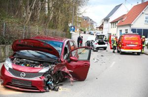 Der schwer beschädigte Nissan, hinten der Audi: Auf der Behrstraße in Balingen hat sich am Samstag in einer Kurve ein heftiger Unfall im Begegnungsverkehr ereignet. Foto: Maier