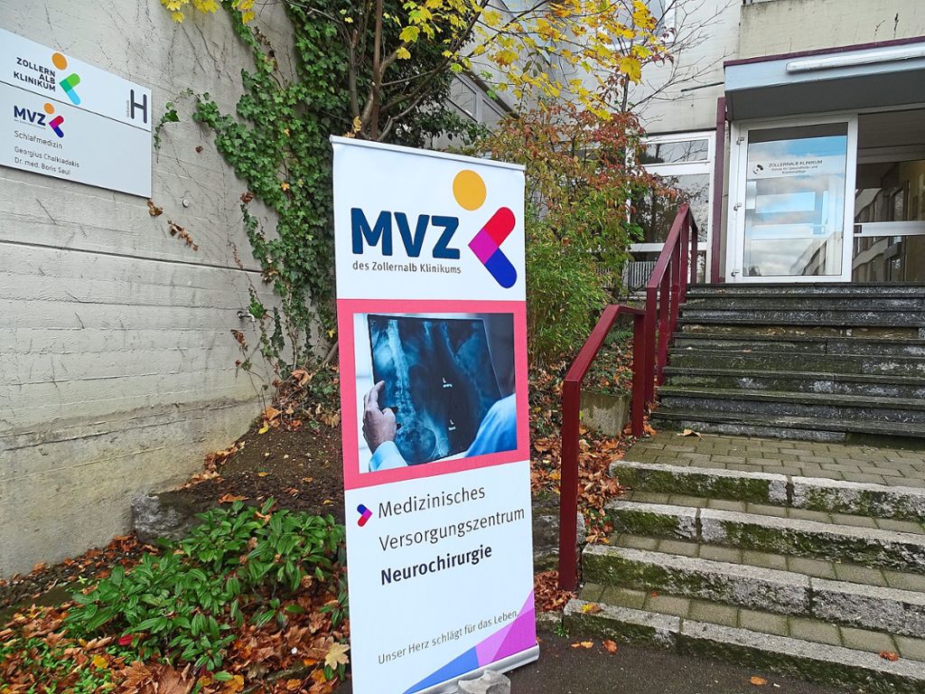 Ein buntes Banner am Eingang zeigt: Hier geht es zum neuen MVZ.