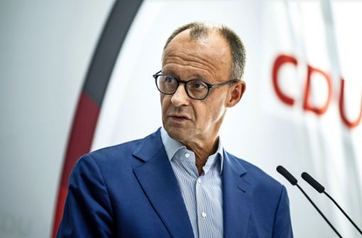 Blickt CDU-Chef Friedrich Merz etwa nach rechts, Richtung AfD? Foto: Michael Kappeler/dpa
