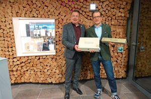 Bürgermeister Michael Ruf fand herzliche Worte zum Abschied von Patrick Schreib im Gemeinderat und überreichte ihm die Baiersbronner Traditionsgeschenke. Foto: Braun