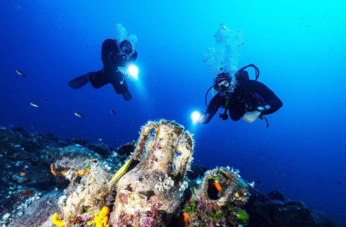 Unter Wasser in Griechenland: Florian Huber kennt die Meere der Welt und zeigt in Ebingen ihre Schönheit und ihre versunkenen Schätze. Foto: CC-Submaris.com