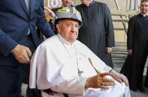 Papst Franziskus trägt beim Besuch der immer noch baufälligen Kathedrale in Foto: I/ago/Vatican Media
