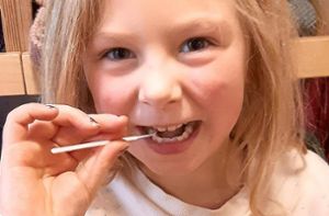 Unter die Zunge und kräftig in Speichel tunken: Ida, sechs Jahre alt, macht in ihrer Kita einen Lolli-Test. In Donaueschingen sind diese Tests nicht zugelassen. Foto: Zieger