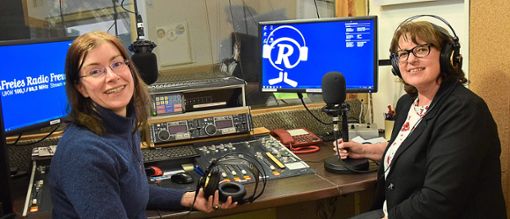 Die Sendungsmacherinnen Sylvia Marquardt (links) und Uschi Winter zu Beginn des Jubiläumsjahrs im Radiostudio. Foto: FRF