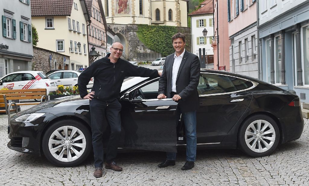 Jérome Brunelle (links), jetzt stolzer Besitzer eines Tesla-E-Autos, will zum Stadtfest im September eines der größten Landestreffs für Elektro-Auto-Fahrer organisieren. Oberbürgermeister Peter Rosenberger findet, dass die Idee gut zu Horb und seinem Klimaschutz-Konzept passt. Foto: Hopp Foto: Schwarzwälder-Bote