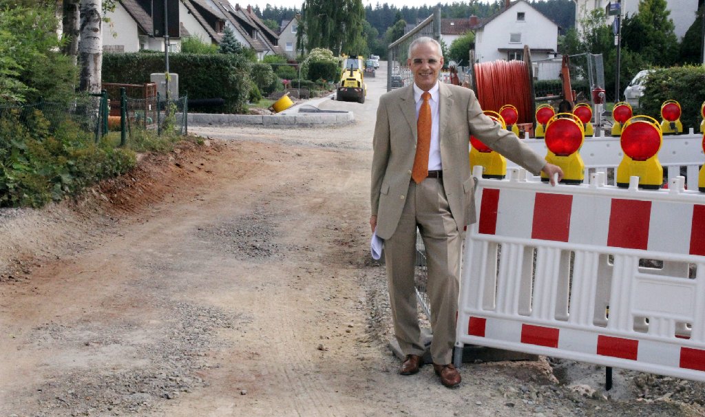 Die Arbeiten an der Bismarckstraße in Königsfeld machen gute Fortschritte. Bürgermeister Fritz Link rechnet mit einer Fertigstellung bis Oktober 2013.  Foto: Hübner