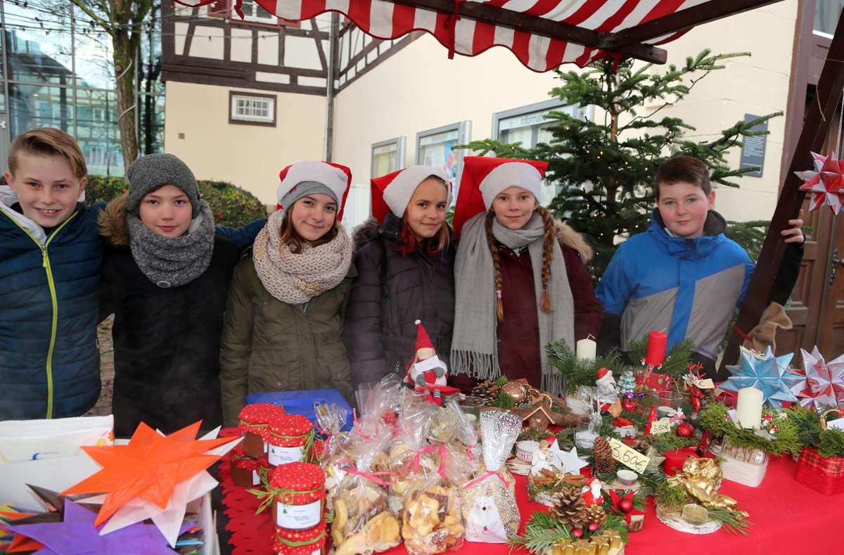 Die Schüler bessern mit dem Verkauf von Selbstgebackenem und Selbstgebasteltem beim Schülerweihnachtsmarkt ihre Klassenkasse auf.(Archivbild) Foto: Priestersbach