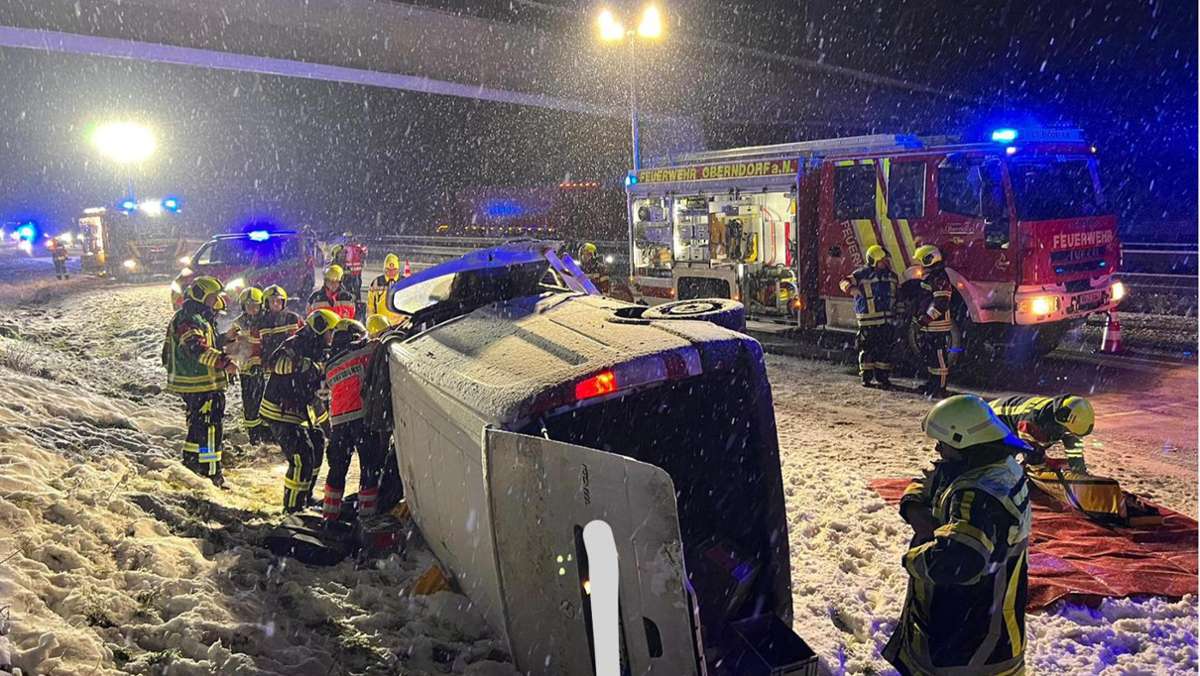 Unfall auf A81 bei Oberndorf: Feuerwehr holt Fahrer durch Frontscheibe aus dem Auto